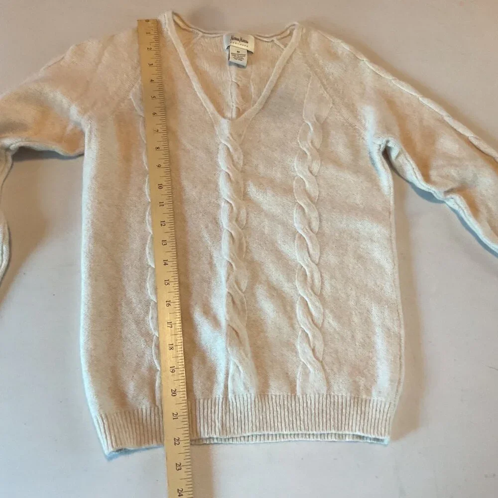 NWOT Neiman Marcus Beige 100% Cashmere Cable Knit V-Neck Sweater Womens M
